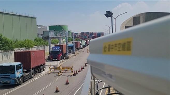 台中市政府环保局于台中港空气品质维护区7处查验站设置8组自动化车牌辨识系统，管制1、2期大型柴油车，管制满周年，累计违规案件共277件，合格率超过9成。（台中市政府环保局提供）