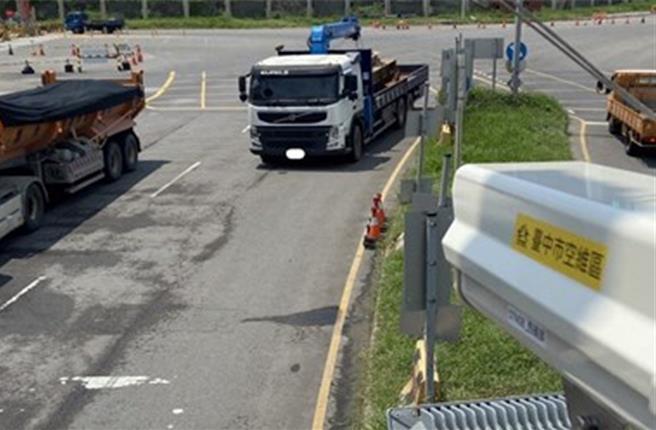 台中市政府环保局于台中港空气品质维护区7处查验站设置8组自动化车牌辨识系统，管制1、2期大型柴油车，管制满周年，累计违规案件共277件，合格率超过9成。（台中市政府环保局提供）