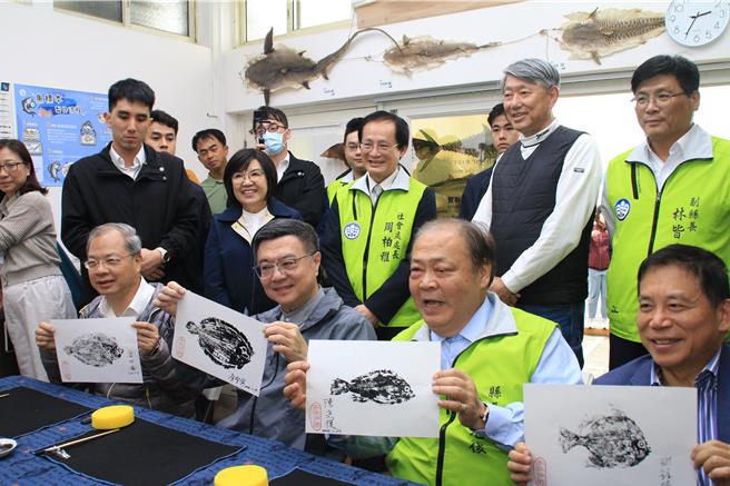 2024年11月23日澎湖縣／閣揆卓榮泰（前排左二）上任後，23日首次視察澎湖，並對勞動部員工輕生案致歉。圖為參訪地方創生時，和國發會主委劉鏡清（右一）行政院秘書長龔明鑫（前排左一）及澎湖縣長陳光復（前排右二）一起做魚拓。（許逸民攝）