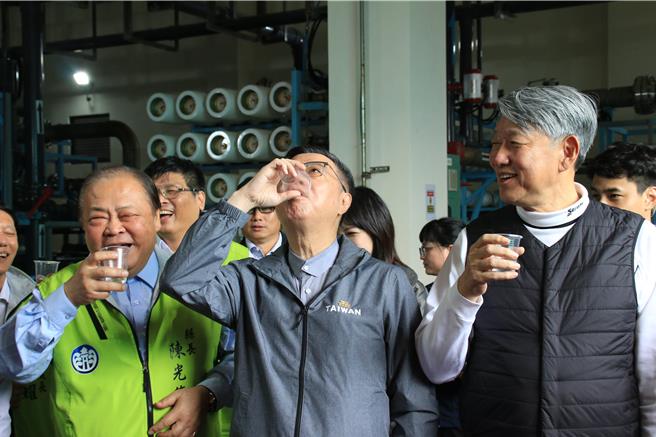 2024年11月23日澎湖縣／閣揆卓榮泰（中）上任後，23日首次視察澎湖，並對勞動部員工輕生案致歉。圖為視察澎湖烏崁海淡廠時，與經濟部長郭智輝（右）和澎湖縣長陳光復（左）試飲海淡水時一飲而盡。（許逸民攝）