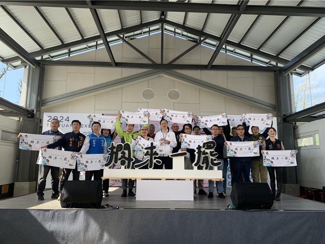 2024桃园社造博览会于中原文创园区举行，今年主题以「搁来一摆」为主题，博览会从今日起至12月1日，桃园市文化局除42个社造群体外，还有13个今年首次试办社区美学推荐示范点，共补助564万元提供社区或个人来申请。（廖姮玥摄）