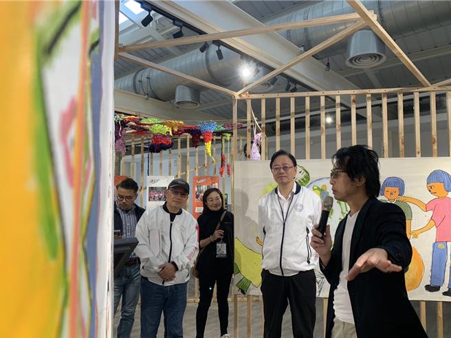 2024桃园社造博览会于中原文创园区举行，今年主题以「搁来一摆」为主题，博览会从今日起至12月1日，桃园市文化局除42个社造群体外，还有13个今年首次试办社区美学推荐示范点，共补助564万元提供社区或个人来申请。（廖姮玥摄）