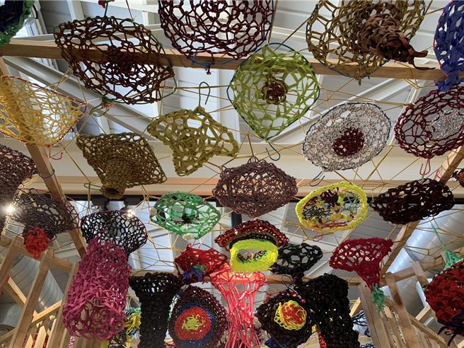 2024桃园社造博览会于中原文创园区举行，今年主题以「搁来一摆」为主题，博览会从今日起至12月1日，桃园市文化局除42个社造群体外，还有13个今年首次试办社区美学推荐示范点，共补助564万元提供社区或个人来申请。（廖姮玥摄）