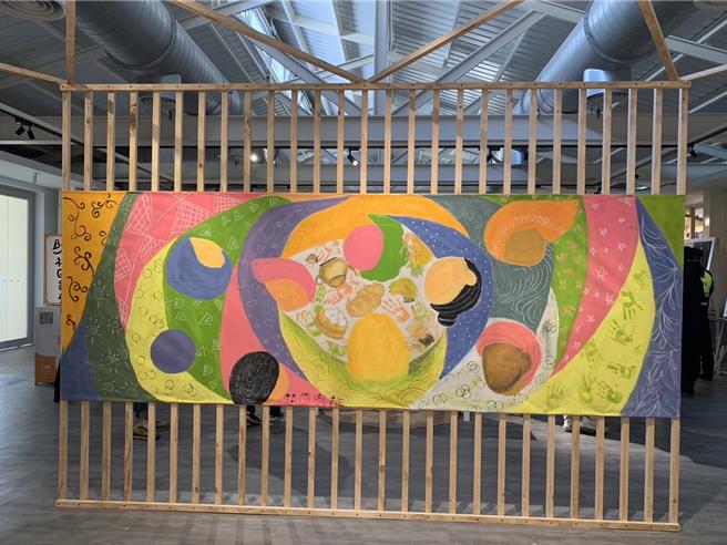 2024桃园社造博览会于中原文创园区举行，今年主题以「搁来一摆」为主题，博览会从今日起至12月1日，桃园市文化局除42个社造群体外，还有13个今年首次试办社区美学推荐示范点，共补助564万元提供社区或个人来申请。（廖姮玥摄）