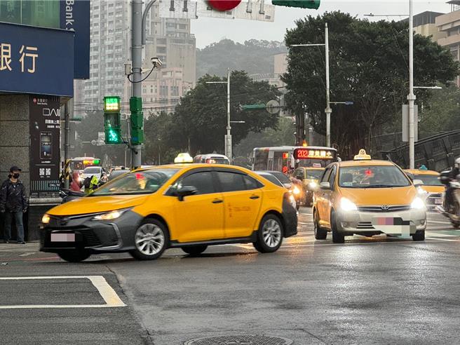基隆市議員陳軍佐日前質詢時表示，雙北和桃園都有補助長者搭乘計程車，但基隆卻沒有。市長謝國樑則回應，市府半年內會研議可行性。（徐佑昇攝）