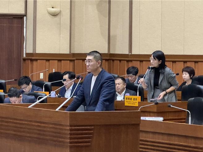 基隆市議員陳軍佐日前質詢時表示，雙北和桃園都有補助長者搭乘計程車，但基隆卻沒有。市長謝國樑則回應，市府半年內會研議可行性。（徐佑昇攝）