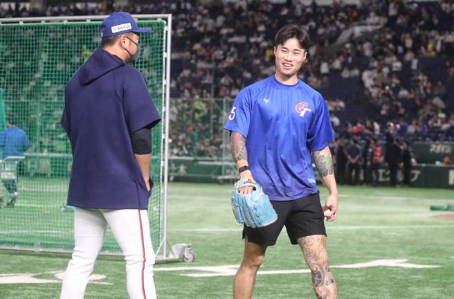 中华队王牌左投林昱珉（右）改周日冠军战先发，23日轻松热身。（赵双杰摄）