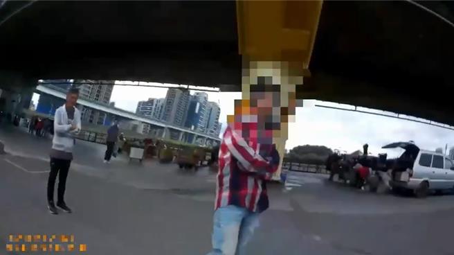 警方獲報有民眾未將商品結帳而帶走情形，前往市集了解。（三重警分局提供）