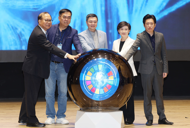 行政院人事总处人事长苏俊荣（左起）、环境部长彭启明、行政院长卓荣泰、副院长郑丽君、总统府副秘书长张惇涵23日在「政府永续长联盟共识营」活动中，共同进行联盟成立仪式。（姚志平摄）