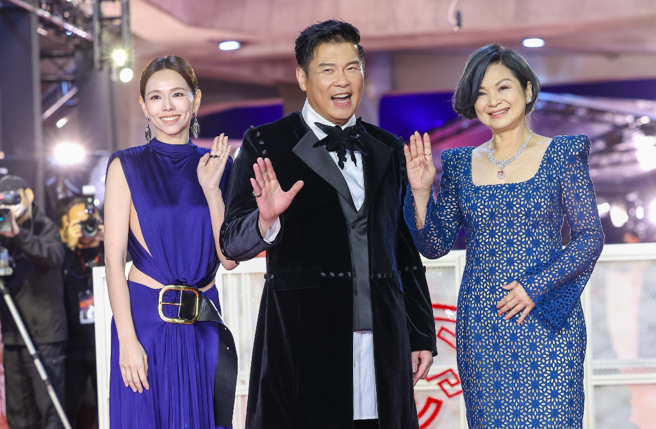 夏于乔、曾国城、杨贵媚走上金马红毯。（图／陈俊吉摄）