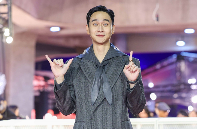 劉冠廷稍早以典禮主持人身分踏上紅毯。（圖／陳俊吉攝）