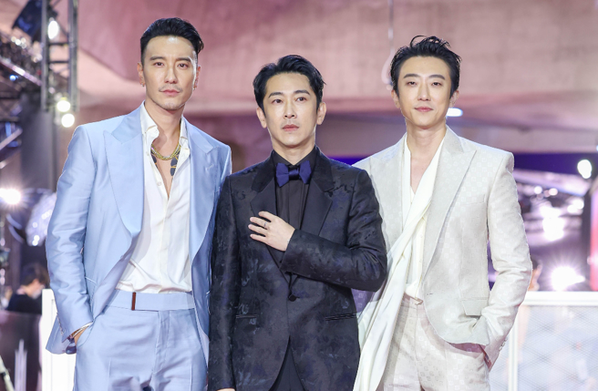 王阳明(左)、施名帅(中)、怀秋(右)一起登上金马红毯。（图／陈俊吉 摄）