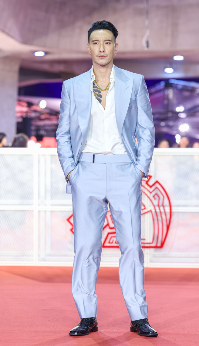 王阳明浅蓝西装大露胸肌。（图／陈俊吉 摄）