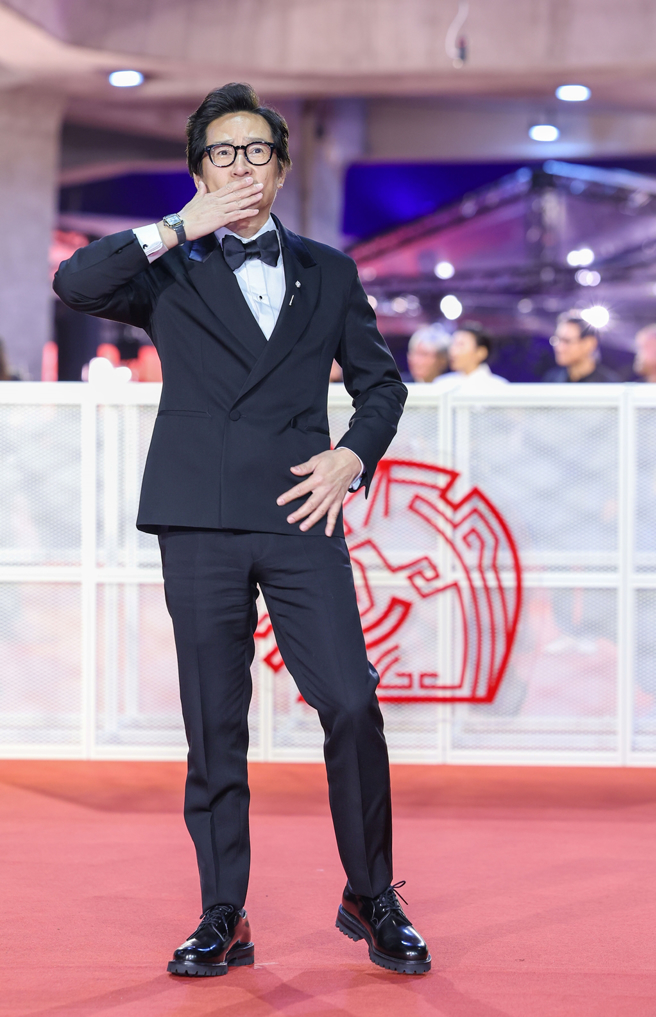 關繼威大送飛吻，表示這次會在台灣多留幾天到處玩。（圖／陳俊吉攝）