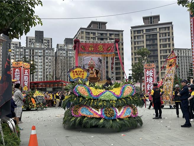 賀聖宮規畫「慶成謝土祈安三朝清醮法會」系列活動，之後陸續有施放彩燈、水燈及彩船等活動。（新北市民政局提供）