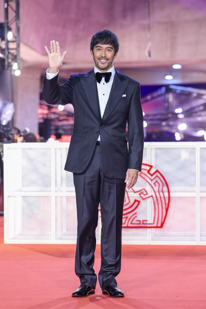 阿部寬首度參加金馬獎帥翻紅毯。（圖／陳俊吉攝）