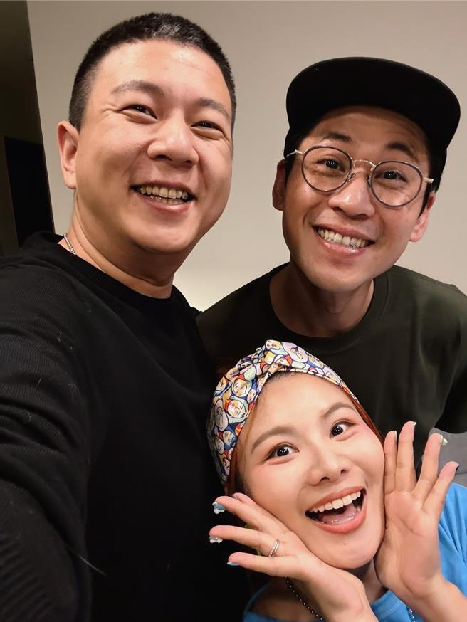 董仔（前）跟老公海力（左）与黄迪扬合影。（经纪人提供）