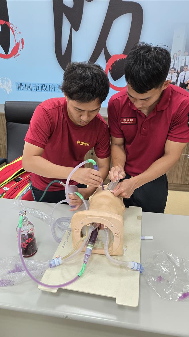 化腐朽为神奇！桃园市消防局第四大队龙潭分队1名高救技术员林宗翰，改造閒置安妮赋予新价值。（消防局提供／廖姮玥桃园传真）