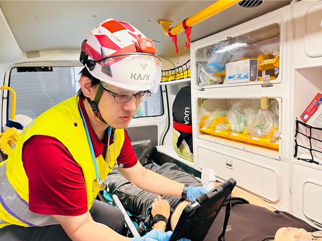 化腐朽为神奇！桃园市消防局第四大队龙潭分队1名高救技术员林宗翰，改造閒置安妮赋予新价值。（消防局提供／廖姮玥桃园传真）