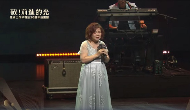 许铭春演唱画面。（取自劳动部YT）