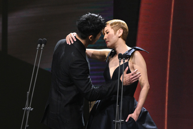 吳君如頒獎現場激吻小鮮肉，約許光漢看本身片子。（圖／金馬執委會供應）