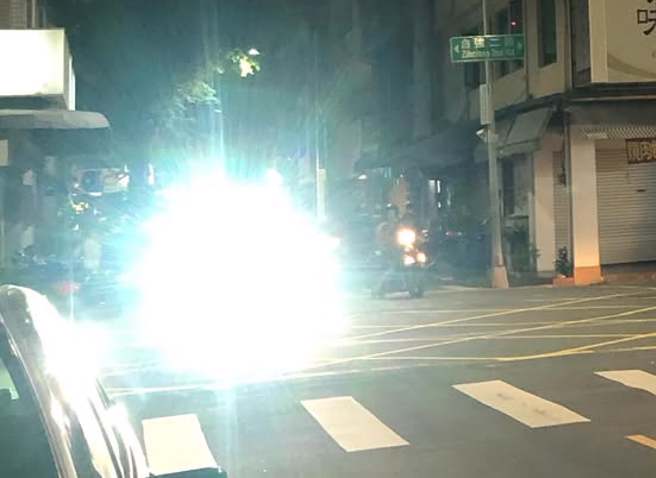 有网友爆怨，看见1辆机车的车灯爆亮刺眼。（图／翻摄自脸书爆料公社）