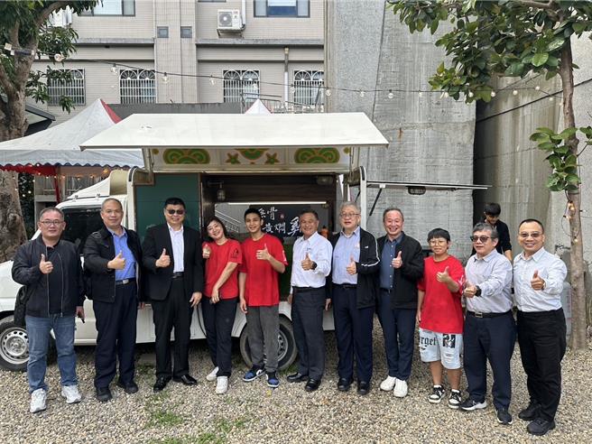 台铁公司董事长杜微日前与多位主管及同仁，一起至竹东园区拜访「亲爱爱乐」。（台铁公司提供／蔡明亘台北传真）