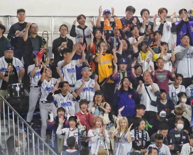 听到台湾球迷的应援声，在东京巨蛋响起，让蔡阿嘎相当感动，快要流泪。（图／赵双杰摄）