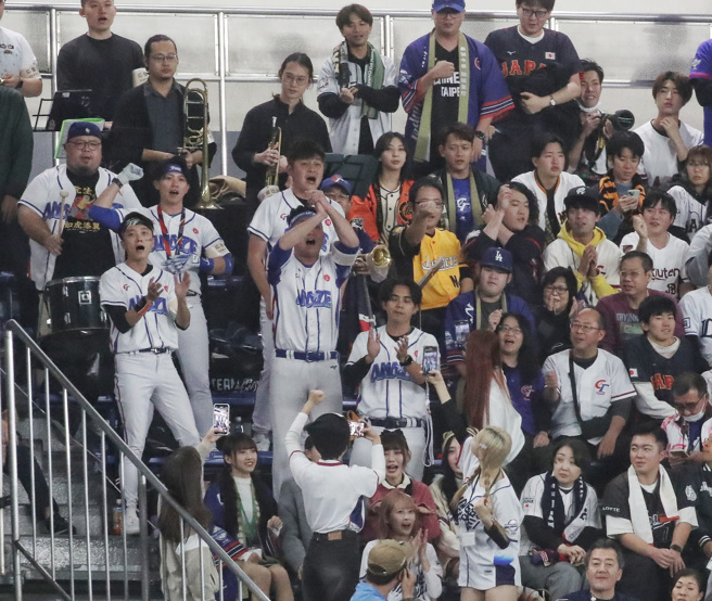 台湾球迷应援展现出高度纪律，被日网友称讚很守规矩。（图／赵双杰摄）