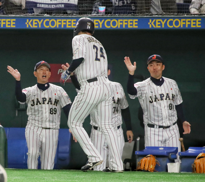 日本队总教练井端弘和（左）。（赵双杰摄）