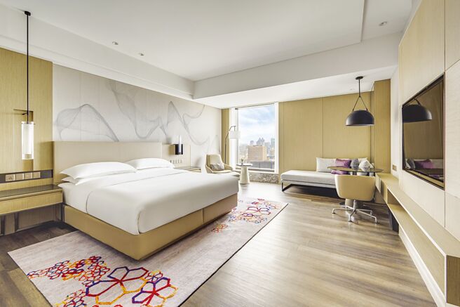 高雄萬豪酒店推出「璀璨星夜跨年住房專案」，經典客房每房每晚10,973元起，享跨年派對入場資格及翌日豐盛自助早餐。圖／高雄萬豪酒店提供