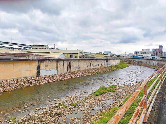 新北市水利局预计2025年修缮大窠坑溪左岸防洪墙，总经费3000万元，其中2100万元获中央补助。（新北市水利局提供／吕健豪新北传真）