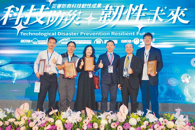 嘉义市消防局4项创新设计提案获得内政部消防署「第1届凤凰杯」消防领域发明设计竞赛1银3铜，22日接受颁奖。（嘉市消防局提供／廖素慧嘉市传真）