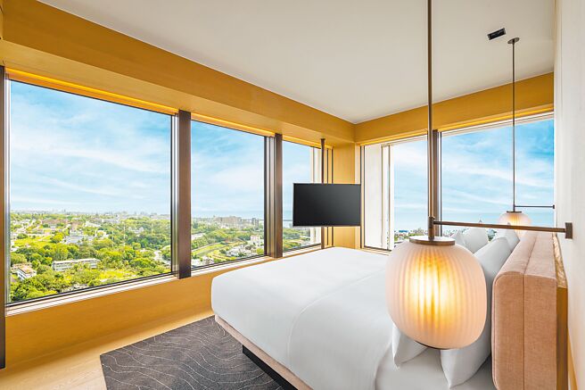 尊贵环景温泉套房拥有双面景观，将花莲港、美仑溪、美仑山与中央山脉等美景尽收眼底。（花莲洁西艾美酒店提供）