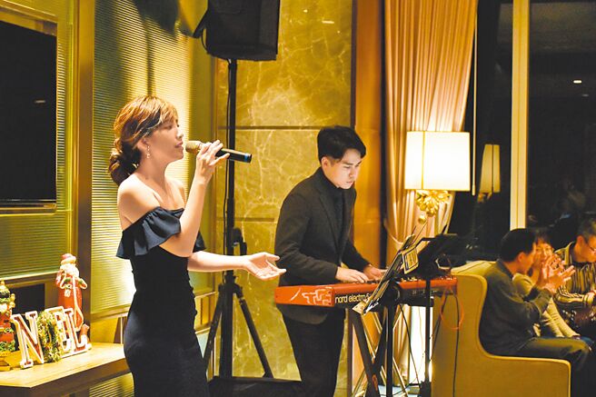 六福万怡30楼行政贵宾厅的「2025高空跨年派对」，现场有爵士名伶演唱。（六福旅游集团提供）