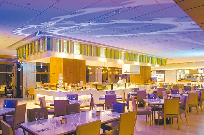 叙日全日餐厅主打復古变装「2025 Disco跨年派对」结合精致料理餐台美食。（六福旅游集团提供）【禁止酒驾 饮酒过量 害人害己】