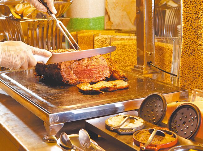 高人气星亚自助餐厅提供主厨炉烤牛排等盛宴，让跨年也可享受美馔。（义大世界提供）