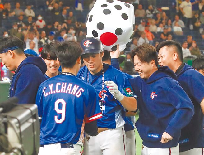 中华队潘杰楷（中）在5局上半打出全垒打后接受张政禹（9号）等队友欢呼。（赵双杰摄）