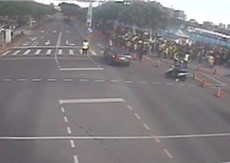 路跑人多太擠想透透氣 男跨三角錐闖紅燈遭撞倒