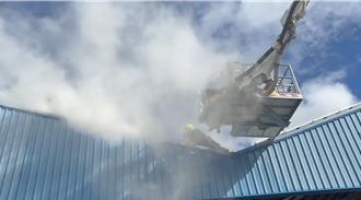 花蓮港旁鐵皮廠房大火 屋頂「光電板」增添滅火難度