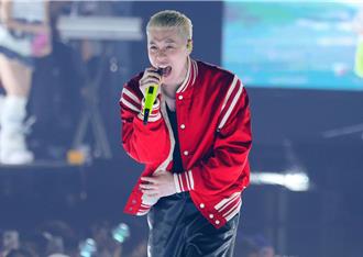 周湯豪今開唱強碰台日大戰！資深女星嗨衝上台「同步更新比數」