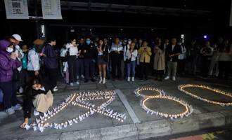 哀悼遭霸凌公務員 民眾齊聚北分署大樓門口 用紙鶴擺「反80」