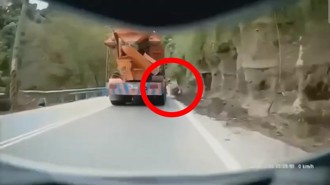 影》17歲違規雙載少年超車不慎 自摔遭輾斃！後方紀錄器曝光