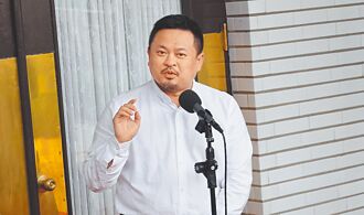 洪申翰 賴與體制外團體溝通橋梁