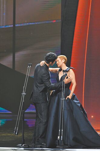 吳君如搭檔許光漢頒獎像談戀愛