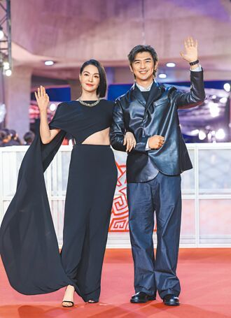 女星裸肩背 性感噴發