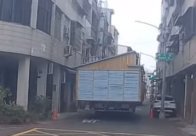 有骑士日前于高雄凤山某巷弄内，发现1辆货车载着鸽舍，并塞满整个街道。（图／翻摄自WoWtchout - 地图型行车影像分享平台）