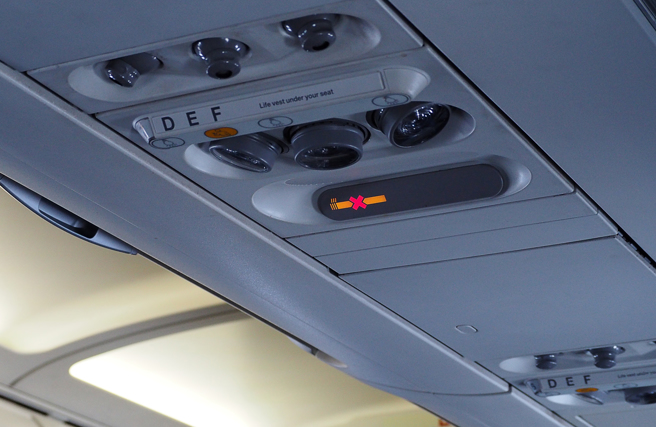 搭乘飛機全程禁菸是常識,但為何機艙裡的禁菸燈號總是亮著的?(示意圖:shutterstock/達志)