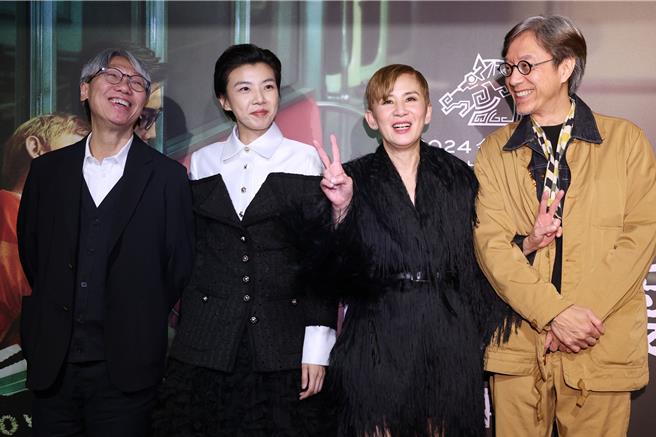 吳君如（右二）開心跟《我談的那場戀愛》慶功。（杜宜諳攝）