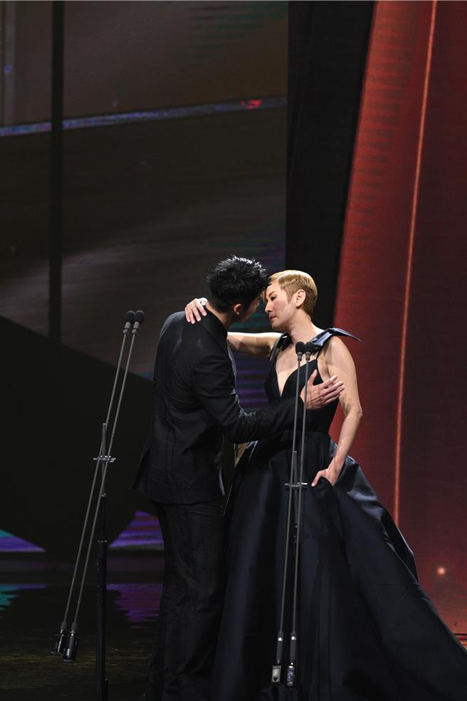 吳君如（右）跟許光漢一同頒獎時，「借位接吻」引起熱議。（金馬執委會提供）